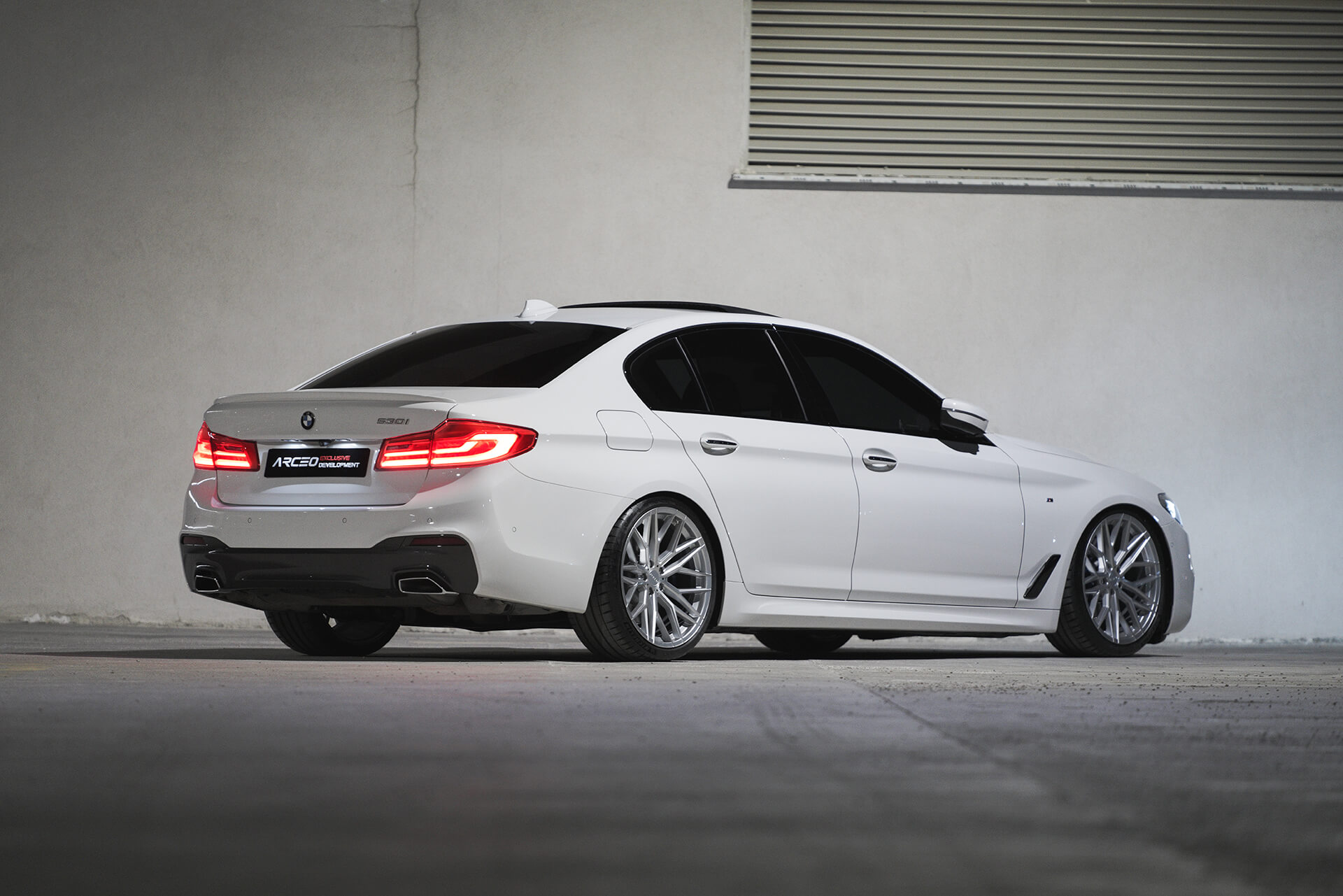 BMW 5.30i White (G30) - Arceo Wheels