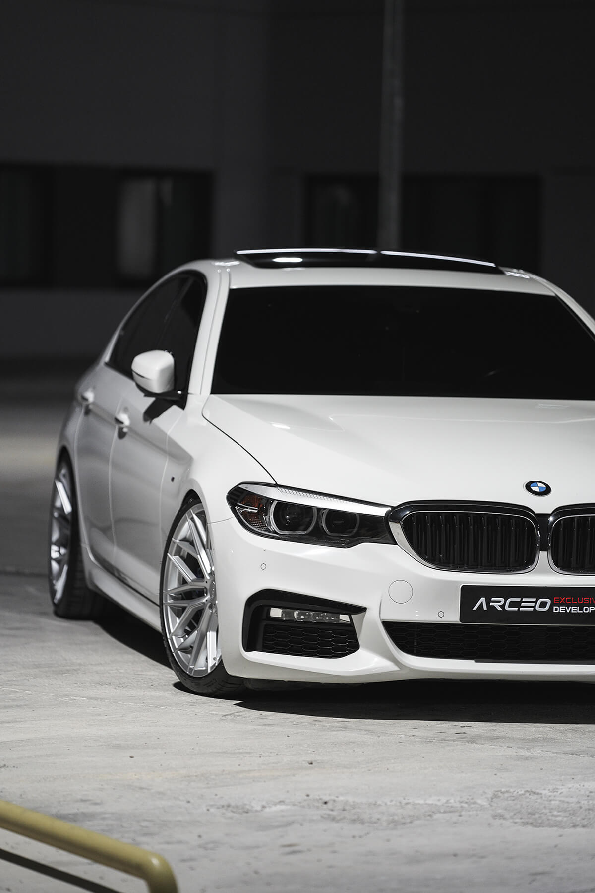 BMW 5.30i White (G30) - Arceo Wheels